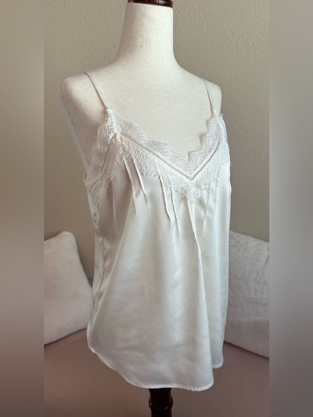 NWOT Express Cami Tank Top Ivory Lace Trim V-neck Pintuck Camisole Sz S Coquette